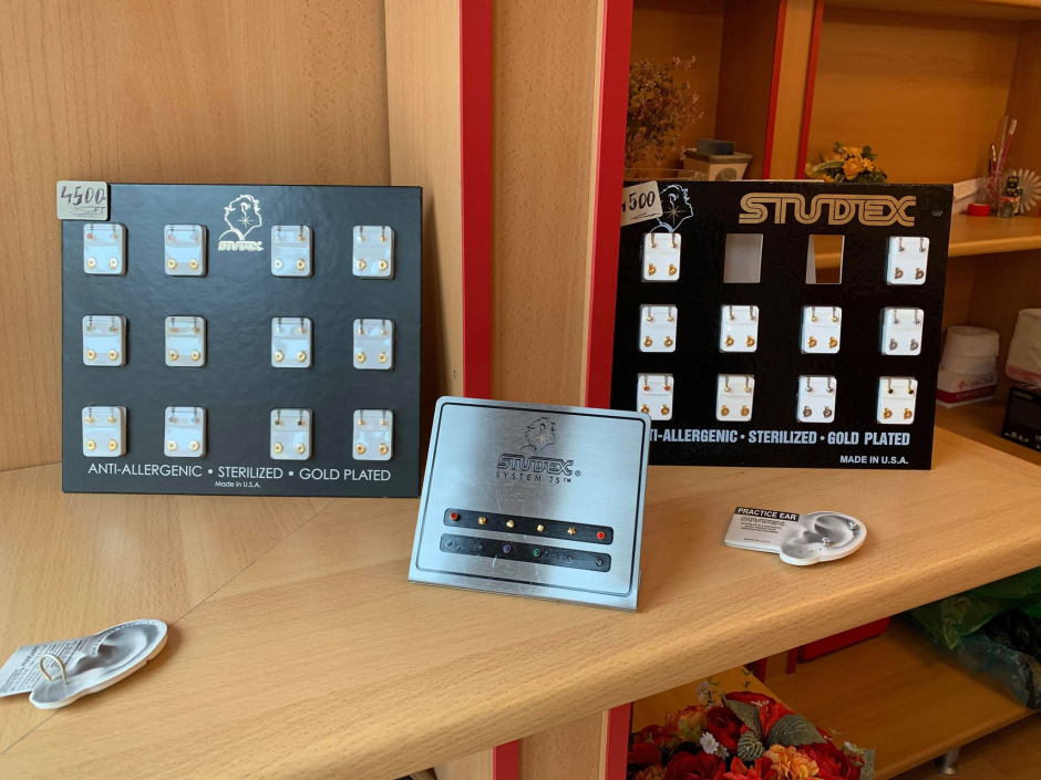 Keresztes Lilla - Fülbevaló Belövés - Füllyukasztás - Pápa